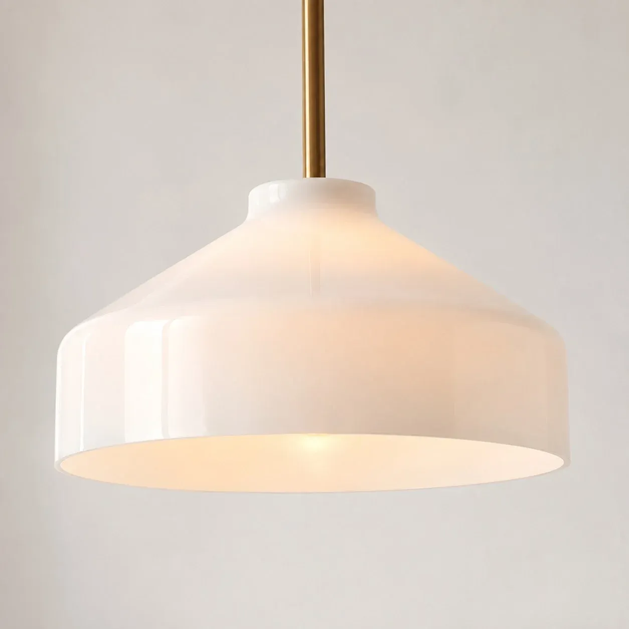 Zijprofiel van de brede kap van melkglas.