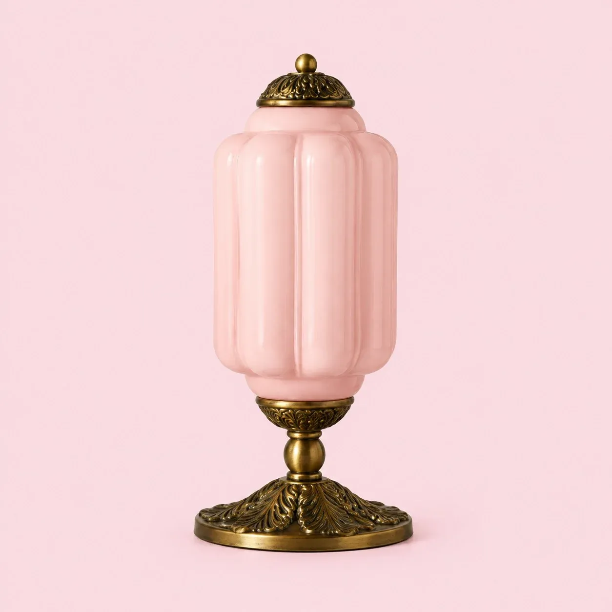 Verre à lait rose avec base en métal laiton