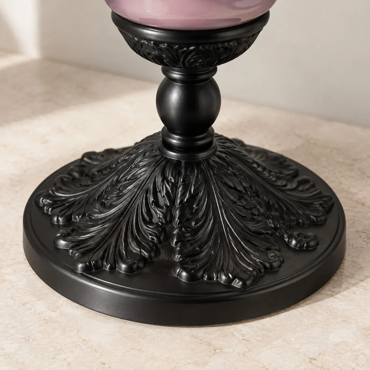 Pied de lampe de table en métal moulé feuille d'acanthe
