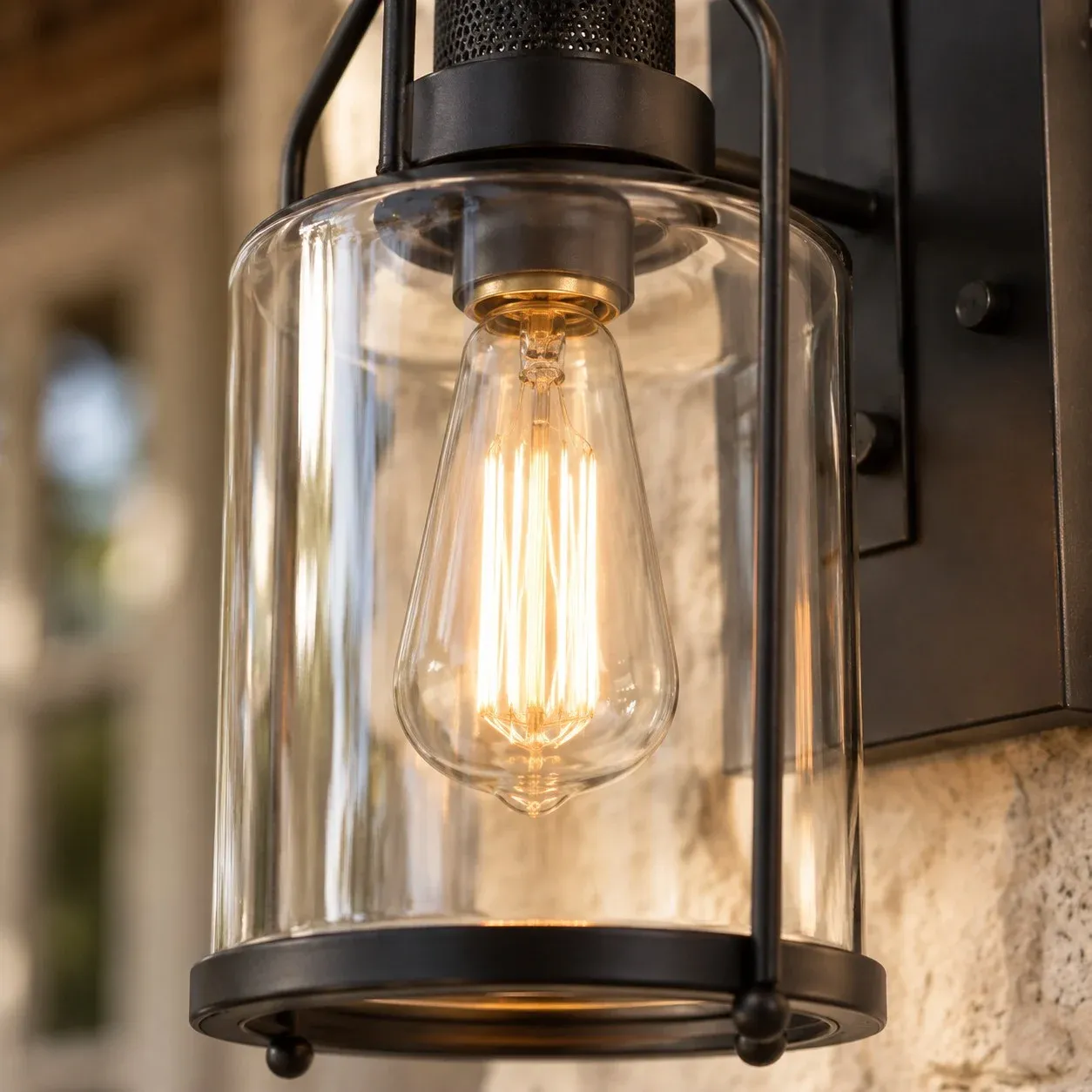 Ein durchsichtiger Glasschirm umgibt eine brennende Glühbirne im Edison-Stil