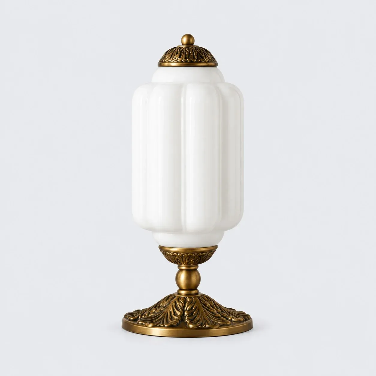 Lampe de table Eloise en verre de lait blanc et base en laiton