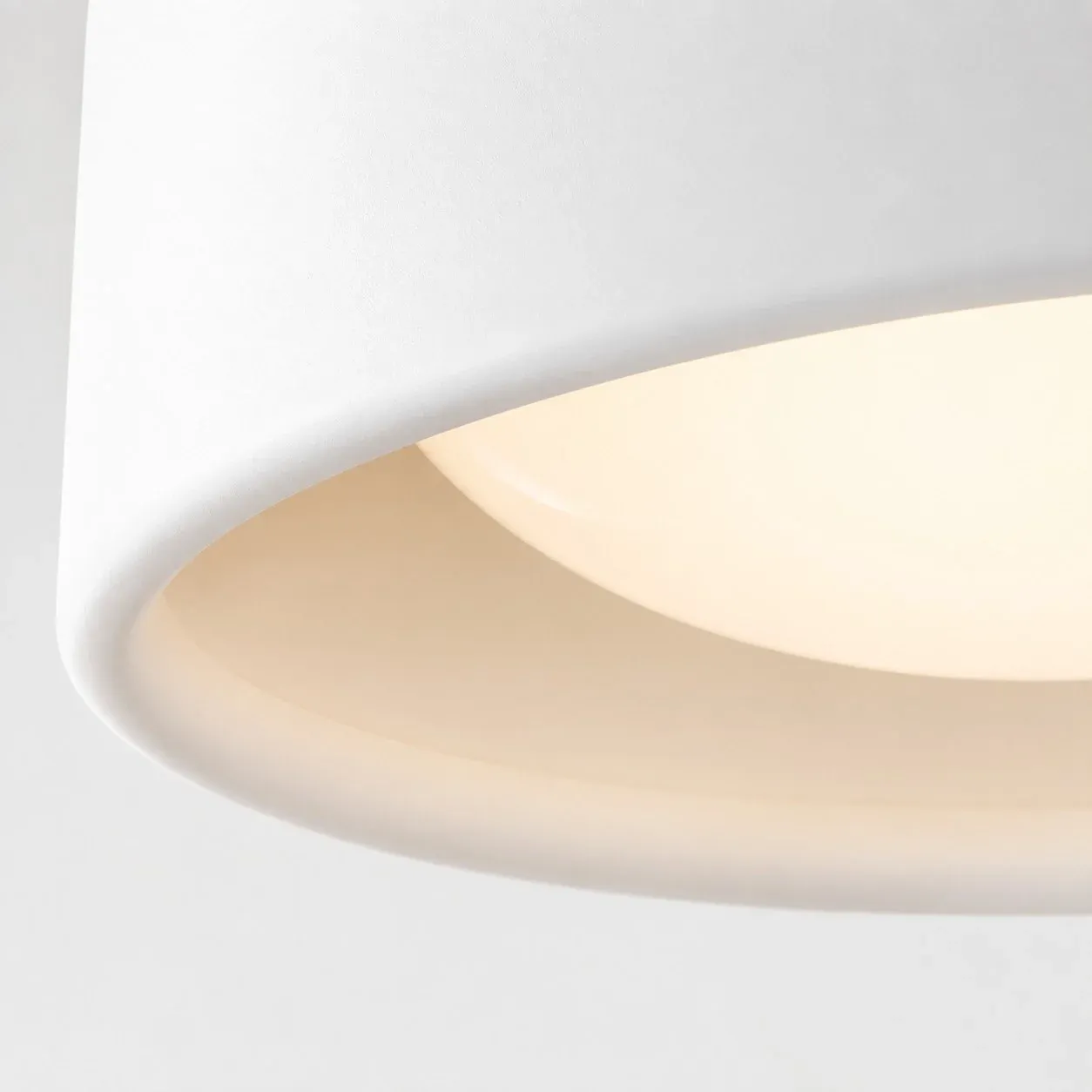 Rounded porcelain drum rim and glowing inner bowl