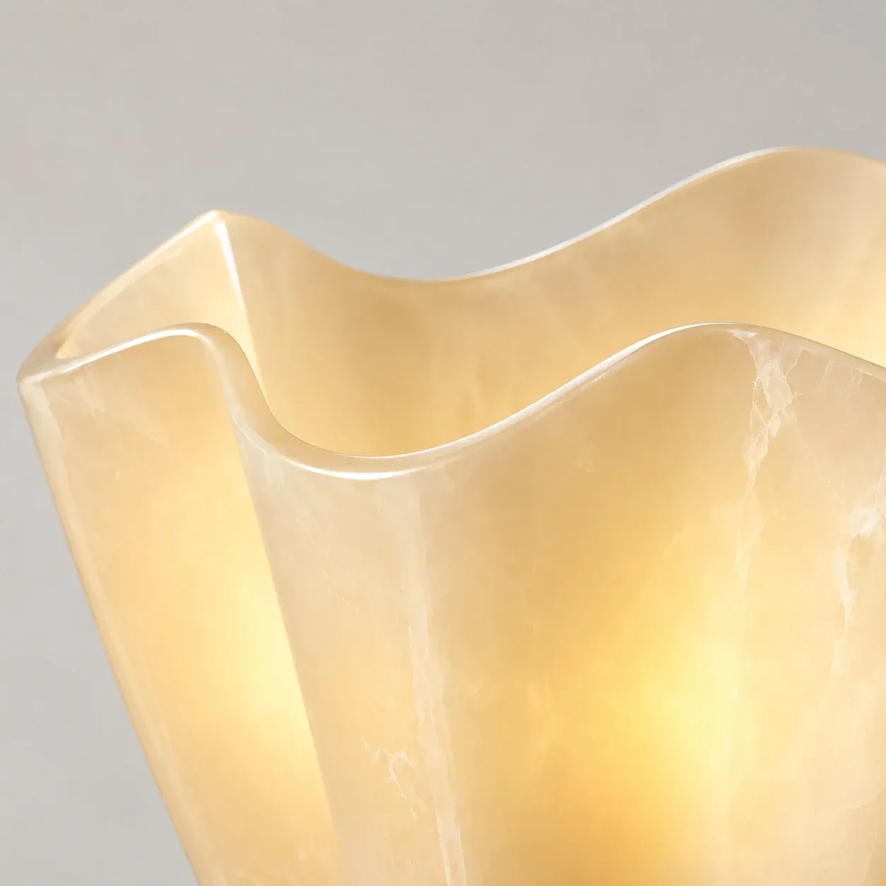 Wavy open rim of the seashell glass shade