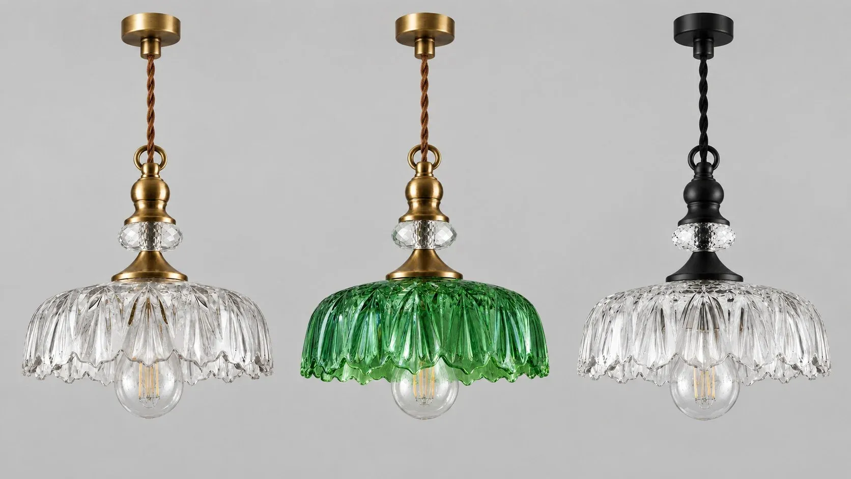 Trois pendentifs en verre à fleurs en laiton clair, verre vert et noir clair suspendus en rangée