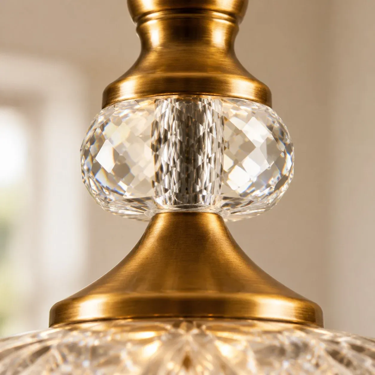 Perle de cristal facettée entre deux coupelles en laiton