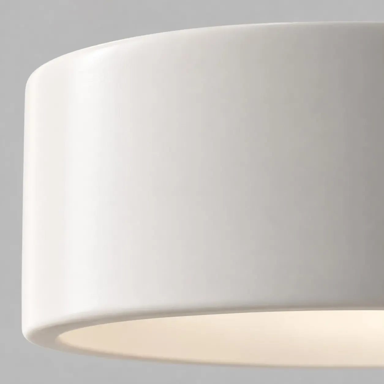Gros plan sur le rebord épais en porcelaine blanche et la lumière chaude à l'intérieur du tambour de 14 pouces