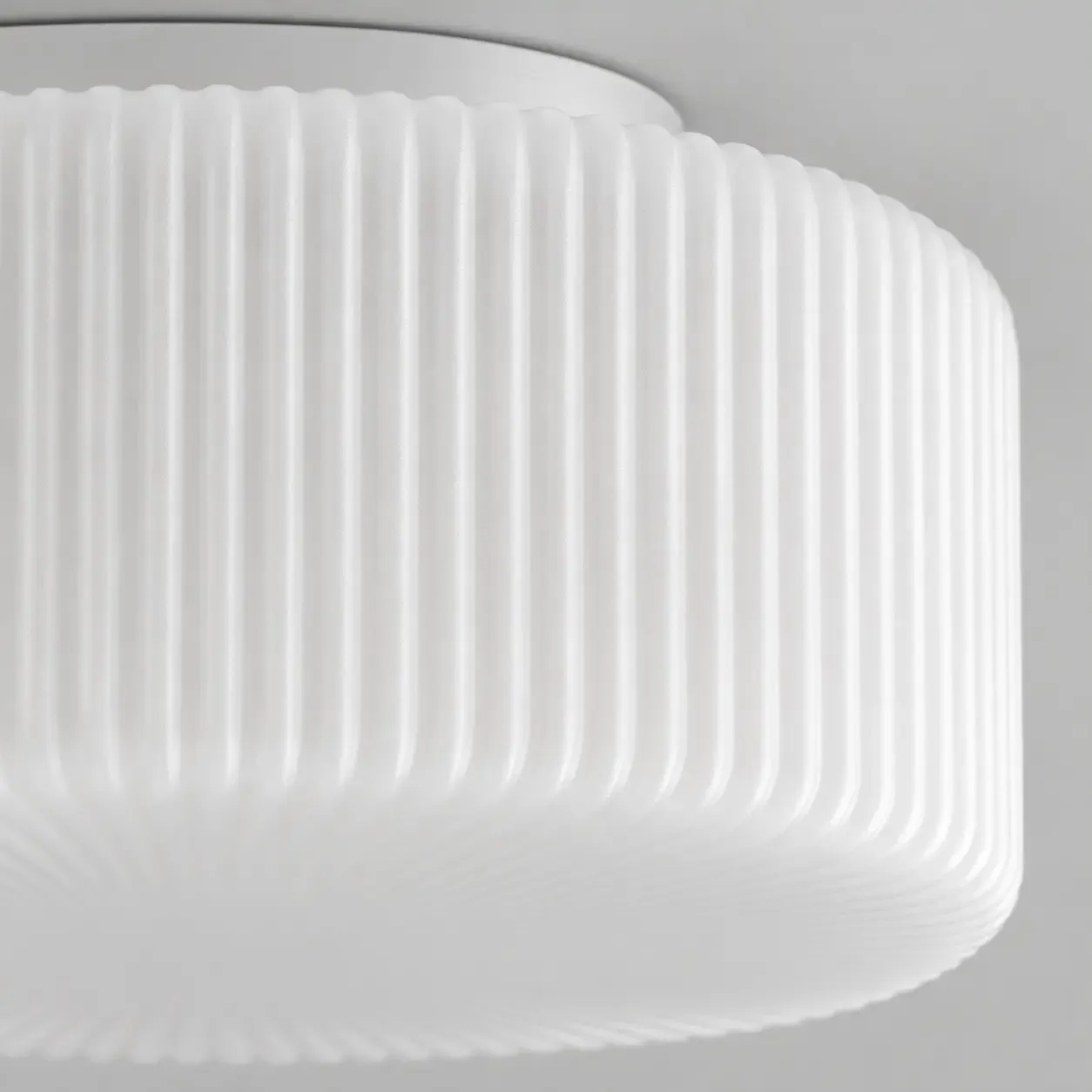 Gros plan sur les nervures verticales du tambour en verre opalin
