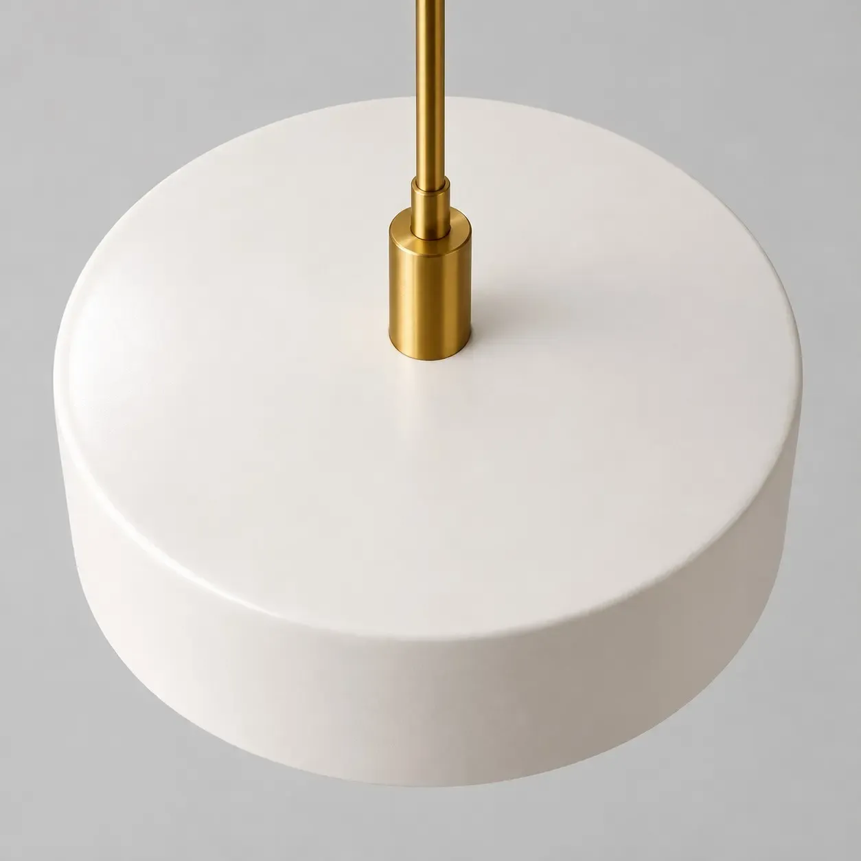 Vue plongeante sur le plateau en porcelaine blanche et plate et la tige métallique du tambour de 14 pouces